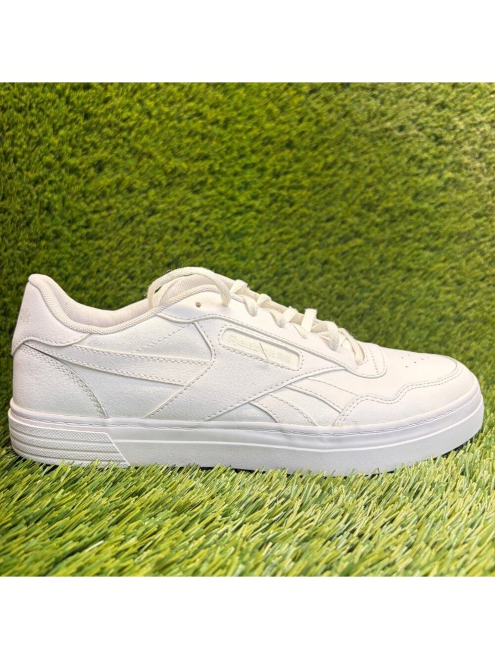 Reebok Club MEMT Bold Womens Size 10 White Athletic Lifestyle Shoes Sneakers
